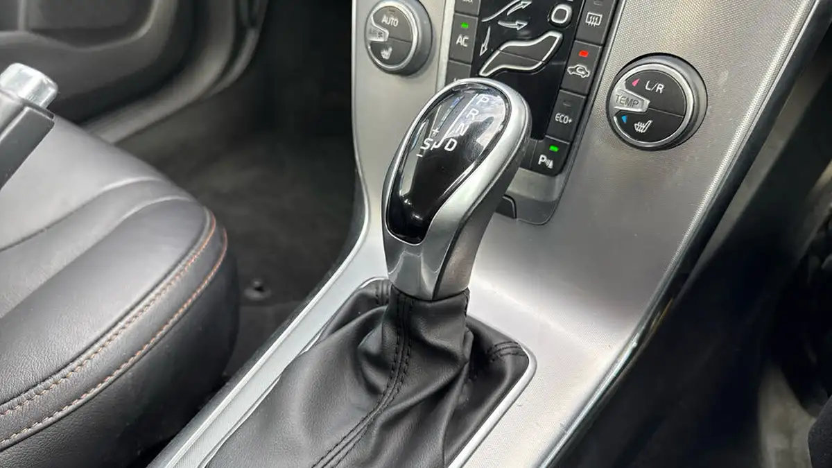 2017-volvo-v40-15-t3-cross-country-pro-big-19
