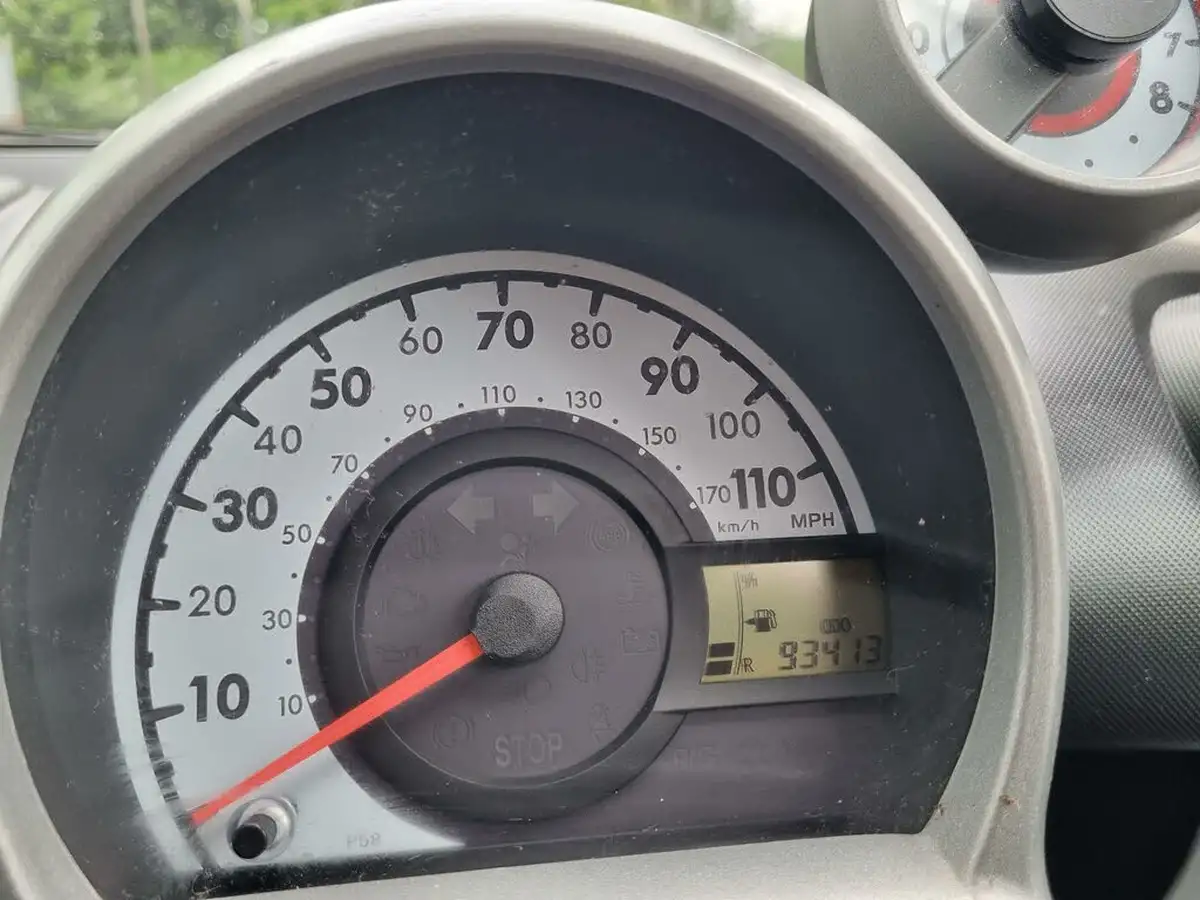 2011-citroen-c1-10-vtr-68-5d-big-14