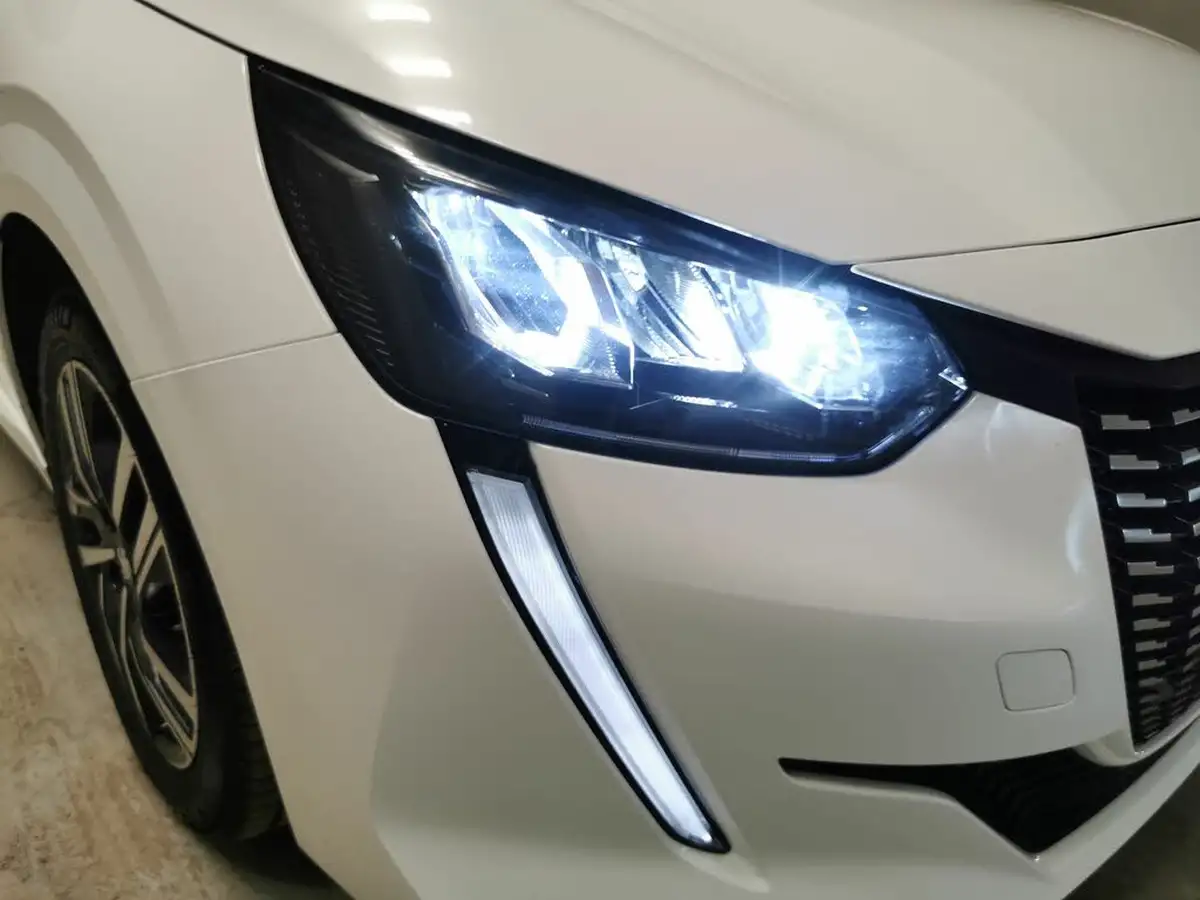 2023-peugeot-208-12-puretech-allure-premium-100ps-big-4