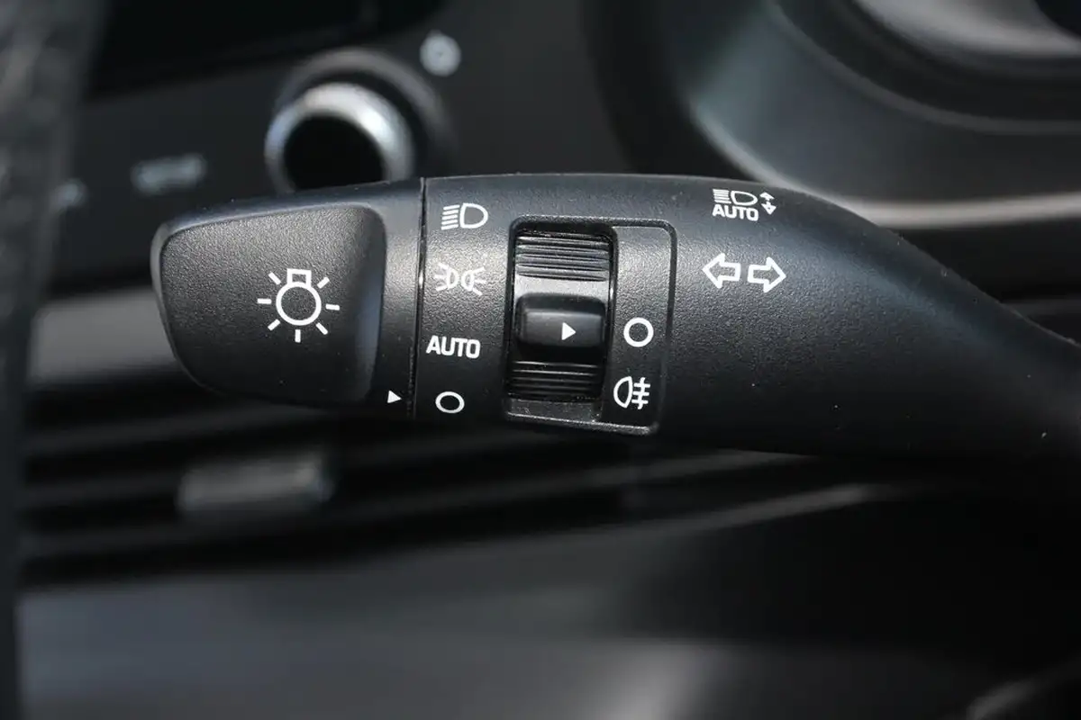 2024-hyundai-i20-10-t-gdi-advance-dct-big-21