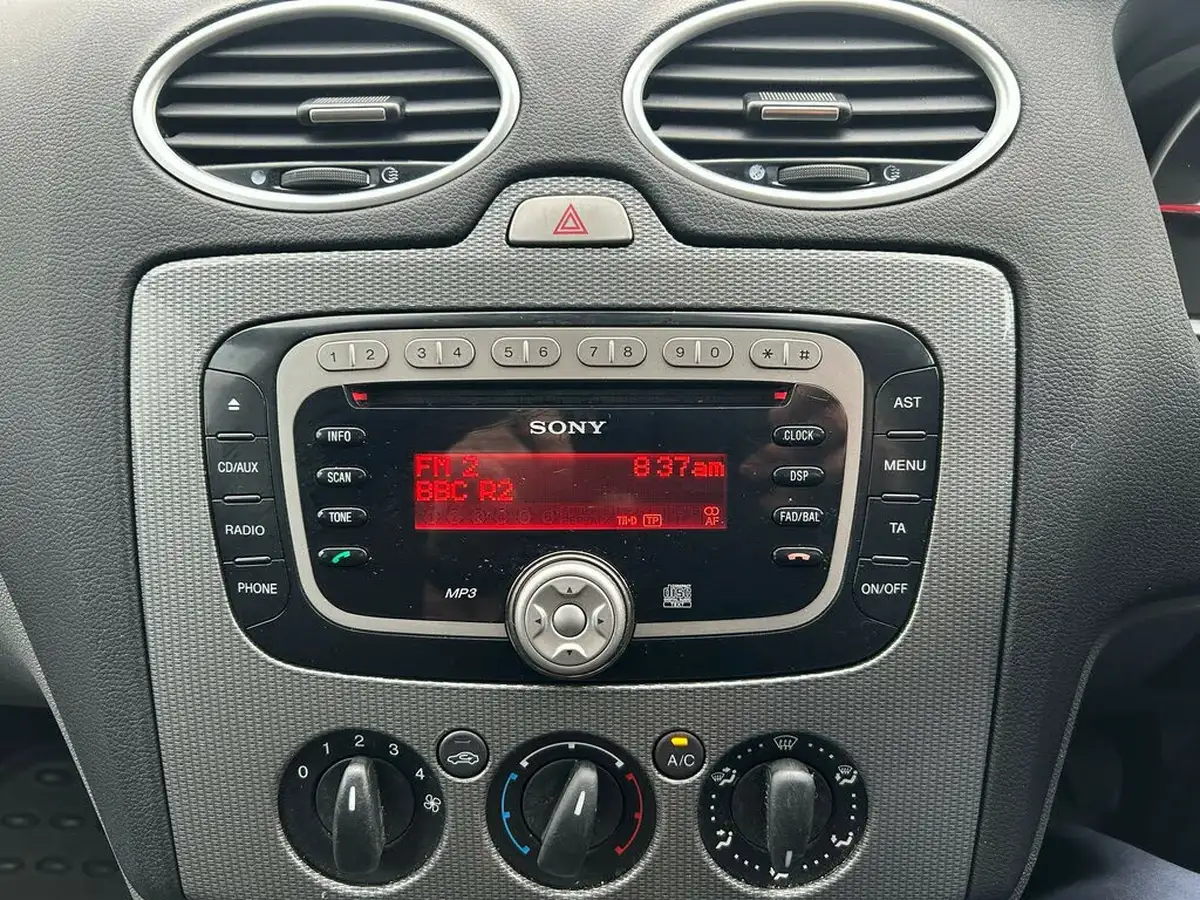 2009-ford-focus-16-titanium-hatchback-5d-big-17