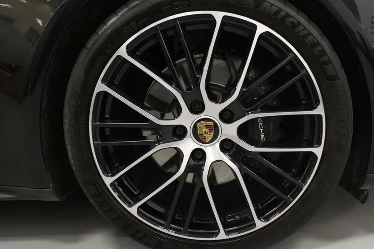 2022-porsche-panamera-30-4-platinum-edition-sport-turismo-big-3