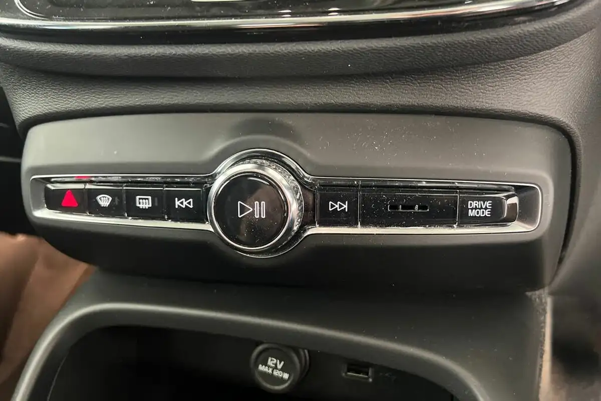 2022-volvo-xc40-15-t4-inscription-expression-big-13