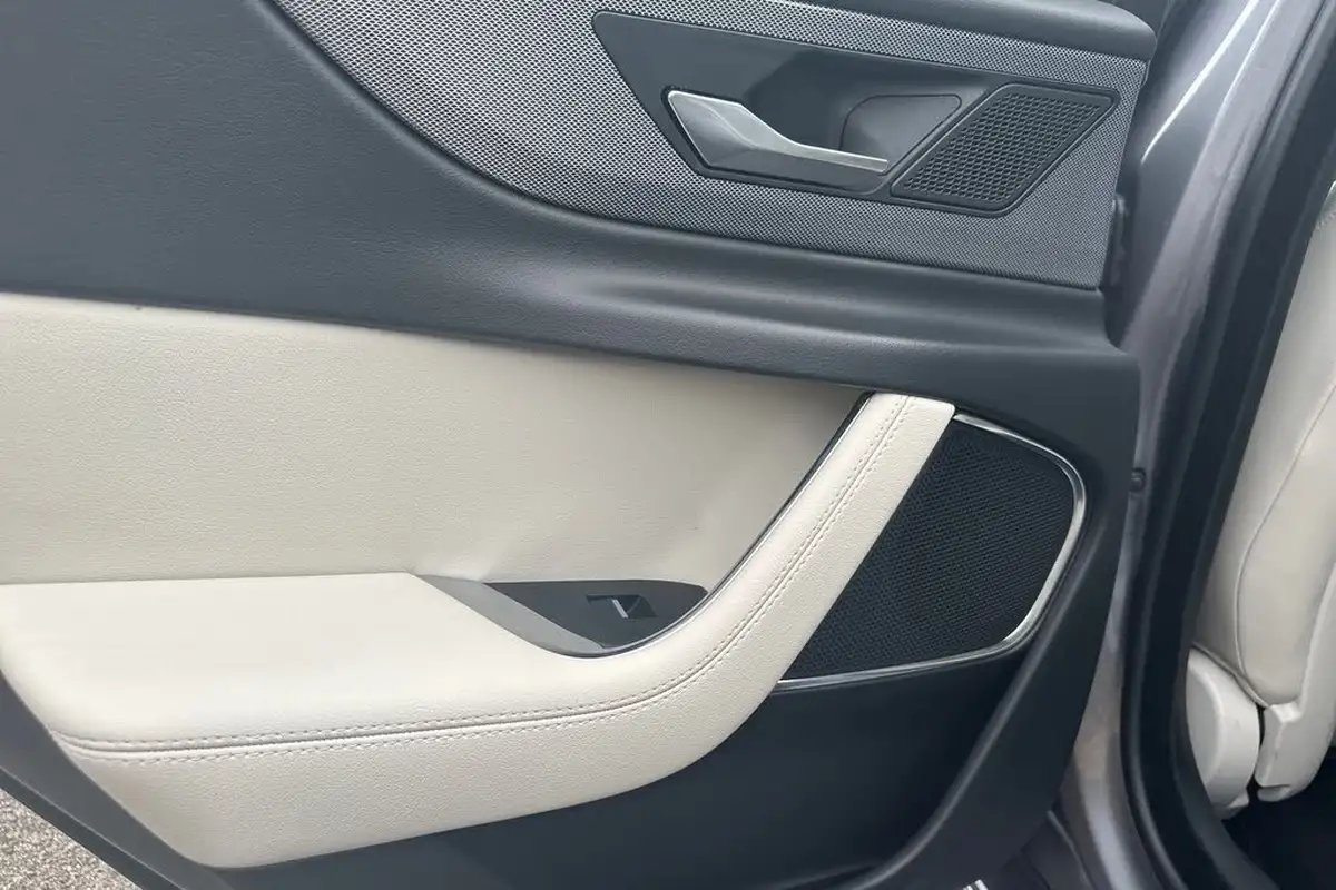 2019-jaguar-xe-20d-r-dynamic-se-big-19