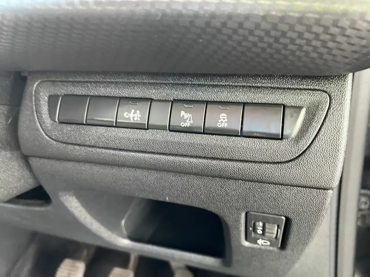 2017-peugeot-208-12-puretech-allure-premium-big-21
