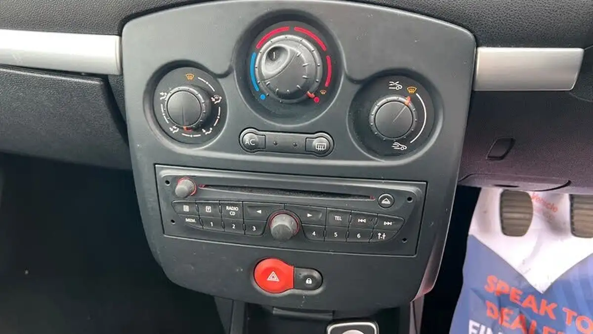 2011-renault-clio-15td-dynamique-tom-tom-15dci-fap-hatchback-5d-big-24