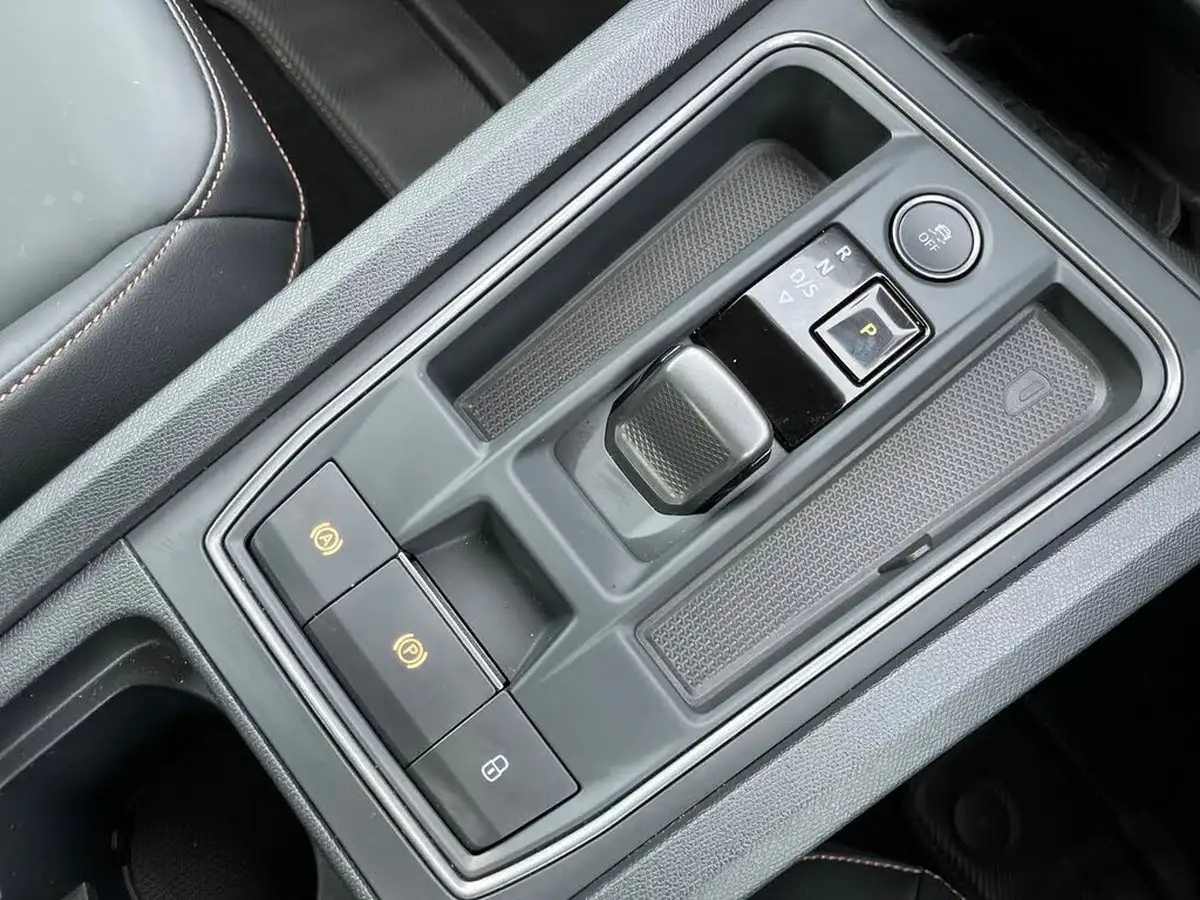 2024-cupra-leon-nf-20-tsi-vz3-design-edition-300ps-hatchback-big-23