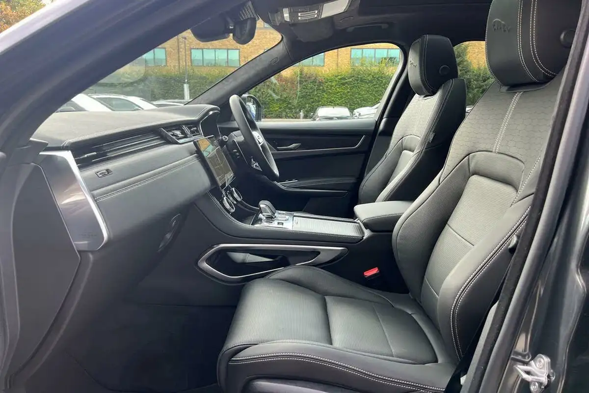 2024-jaguar-f-pace-20-d200-r-dynamic-hse-black-big-35