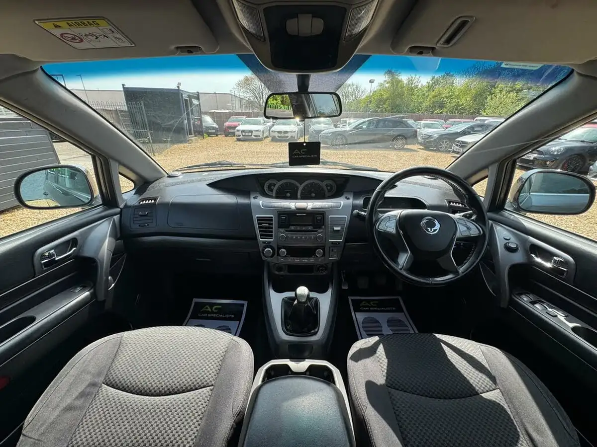 2017-kgm-ssangyong-turismo-22td-se-big-36