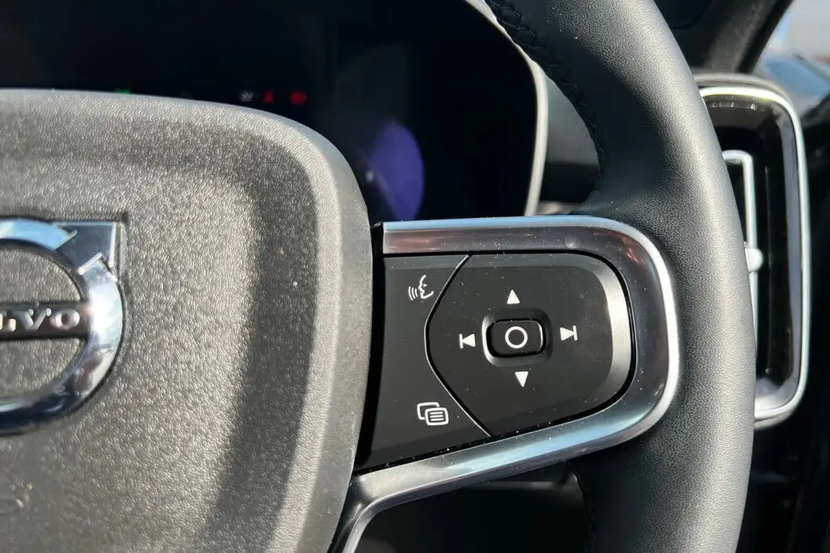 2022-volvo-xc40-20-b3-core-big-11