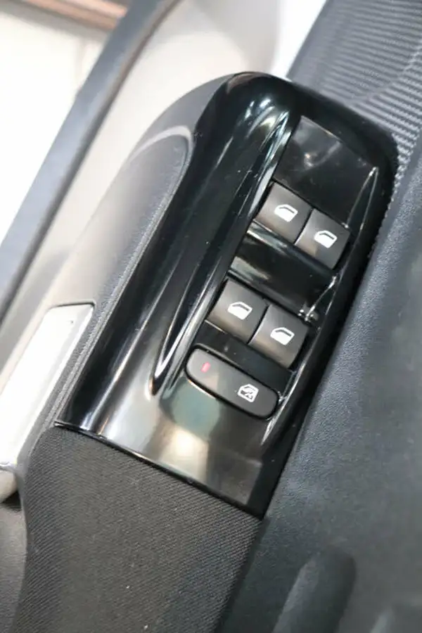 2018-citroen-c3-12-puretech-flair-110ps-ss-eat6-big-49