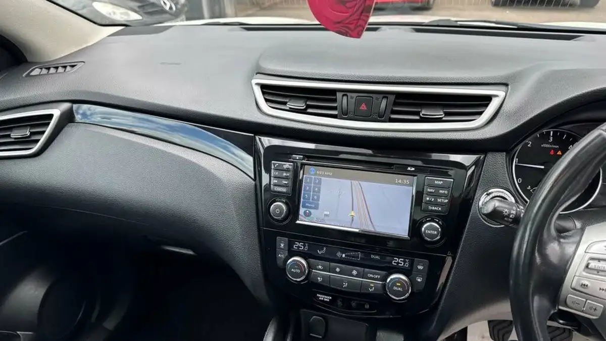 2015-nissan-qashqai-15dci-tekna-big-32
