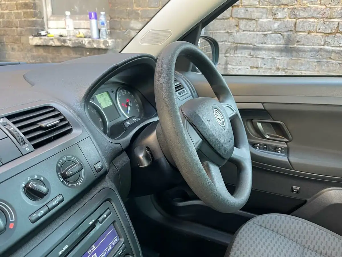 2013-skoda-roomster-12-se-105ps-1197cc-big-32