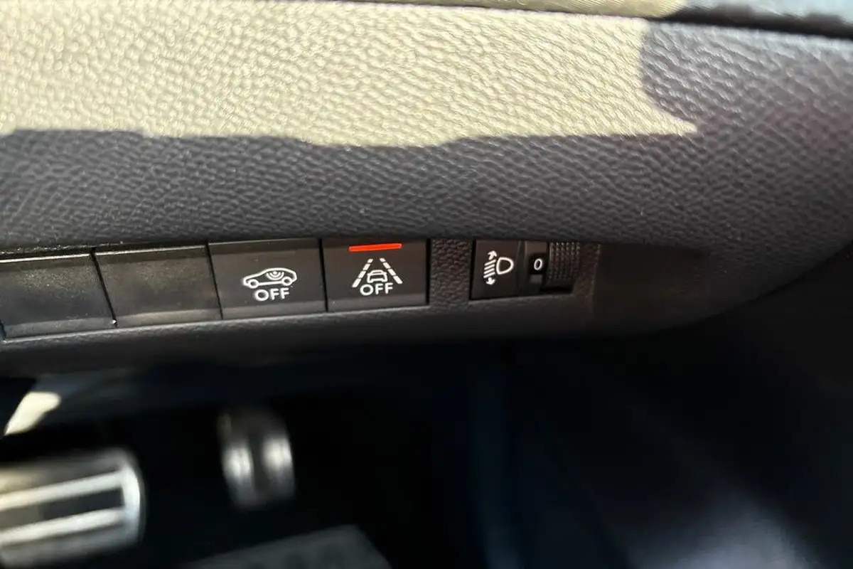 2023-peugeot-208-12-puretech-allure-premium-130ps-eat8-big-21