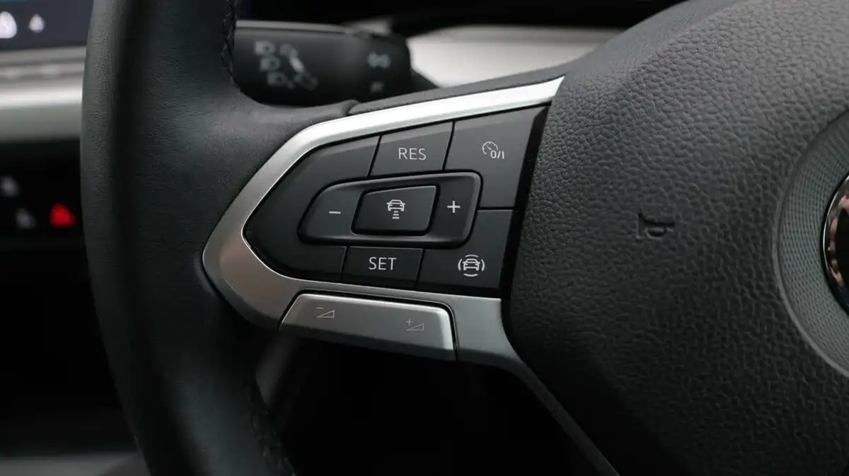 2022-volkswagen-golf-10-tsi-life-hatchback-big-22