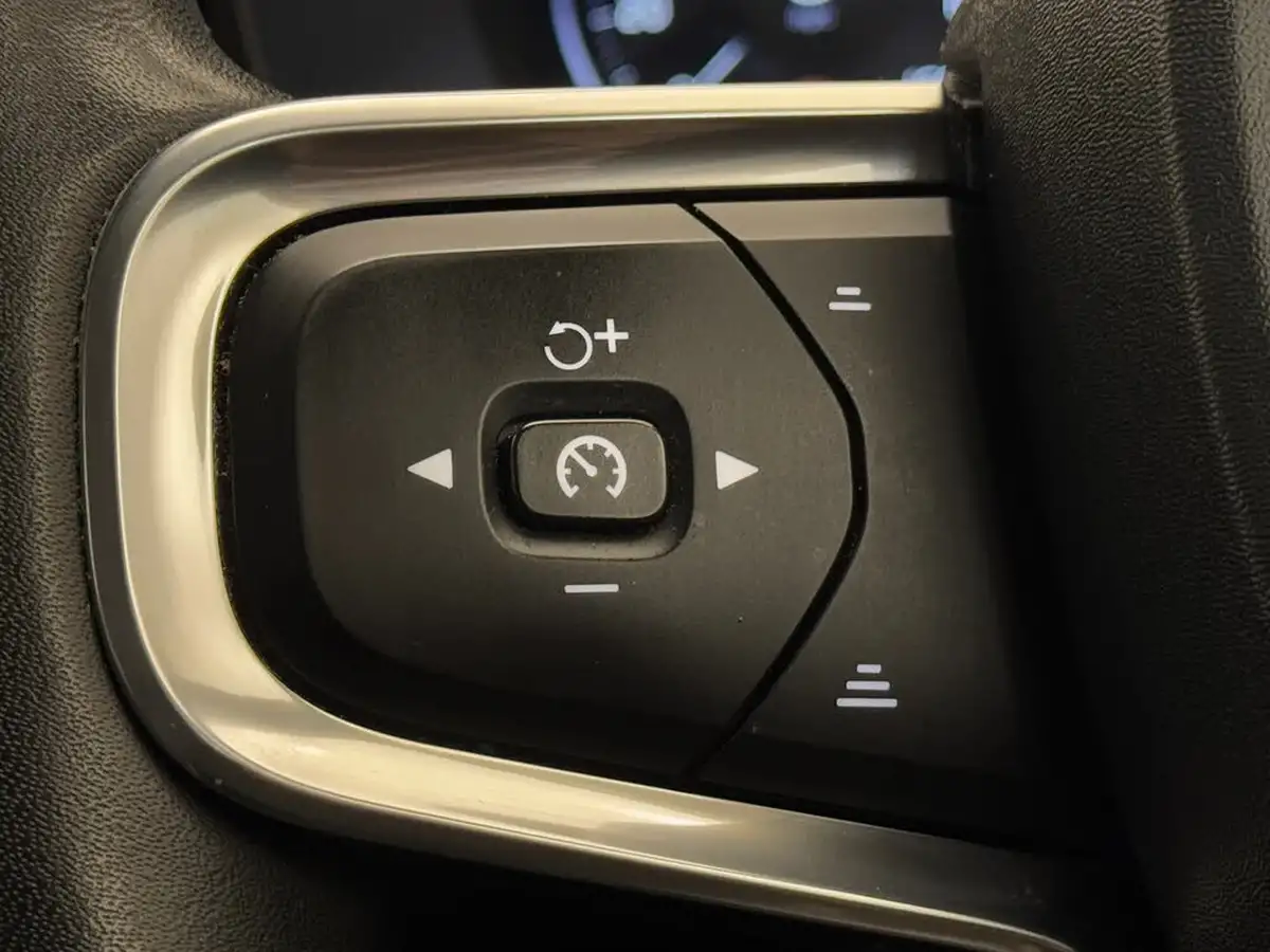 2019-volvo-xc40-20-t4-momentum-pro-awd-big-21