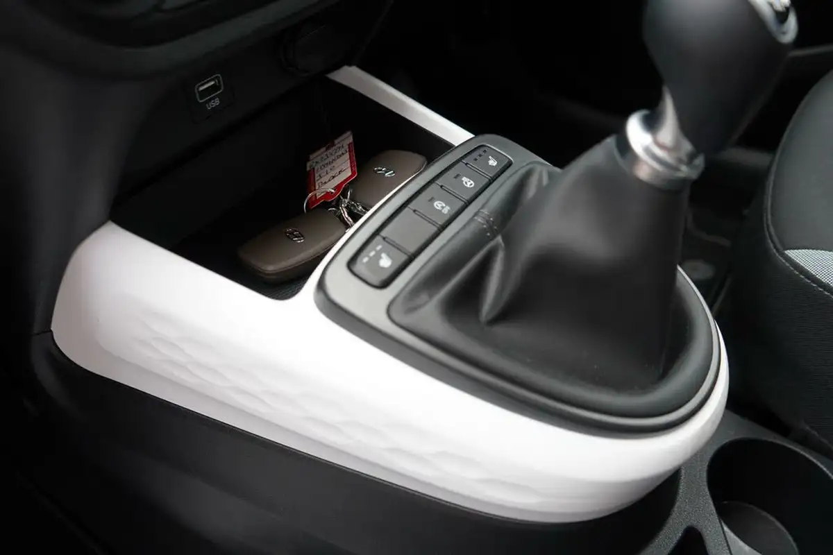 2023-hyundai-i10-10-premium-big-13