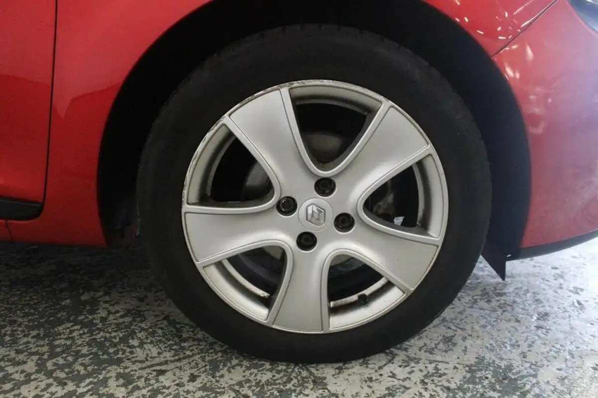 2015-renault-clio-12-dynamique-nav-big-38