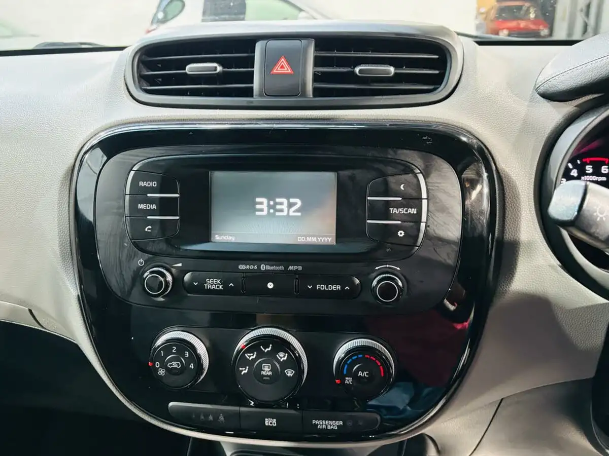2014-kia-soul-16td-connect-auto-big-14