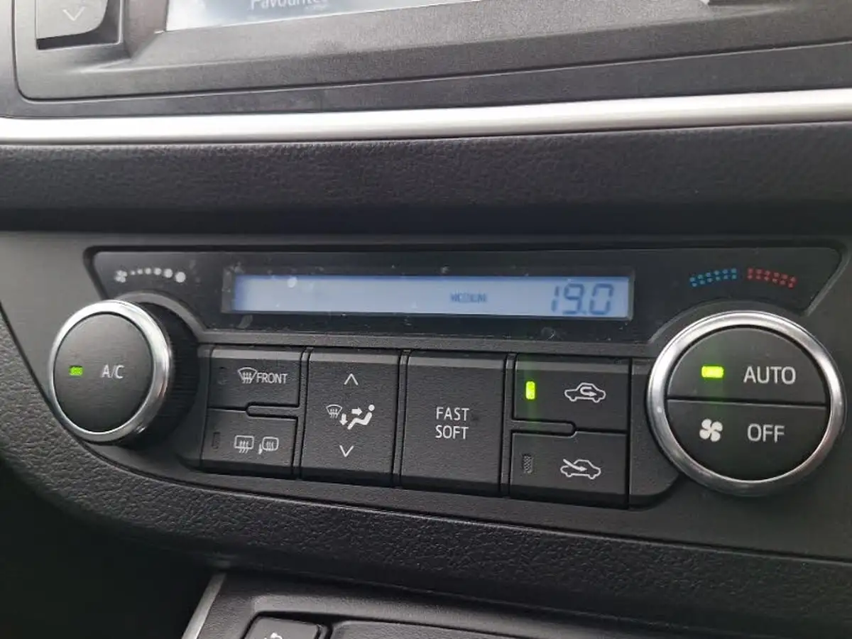 2015-toyota-auris-18-vvt-i-hsd-icon-plus-hatchback-big-18