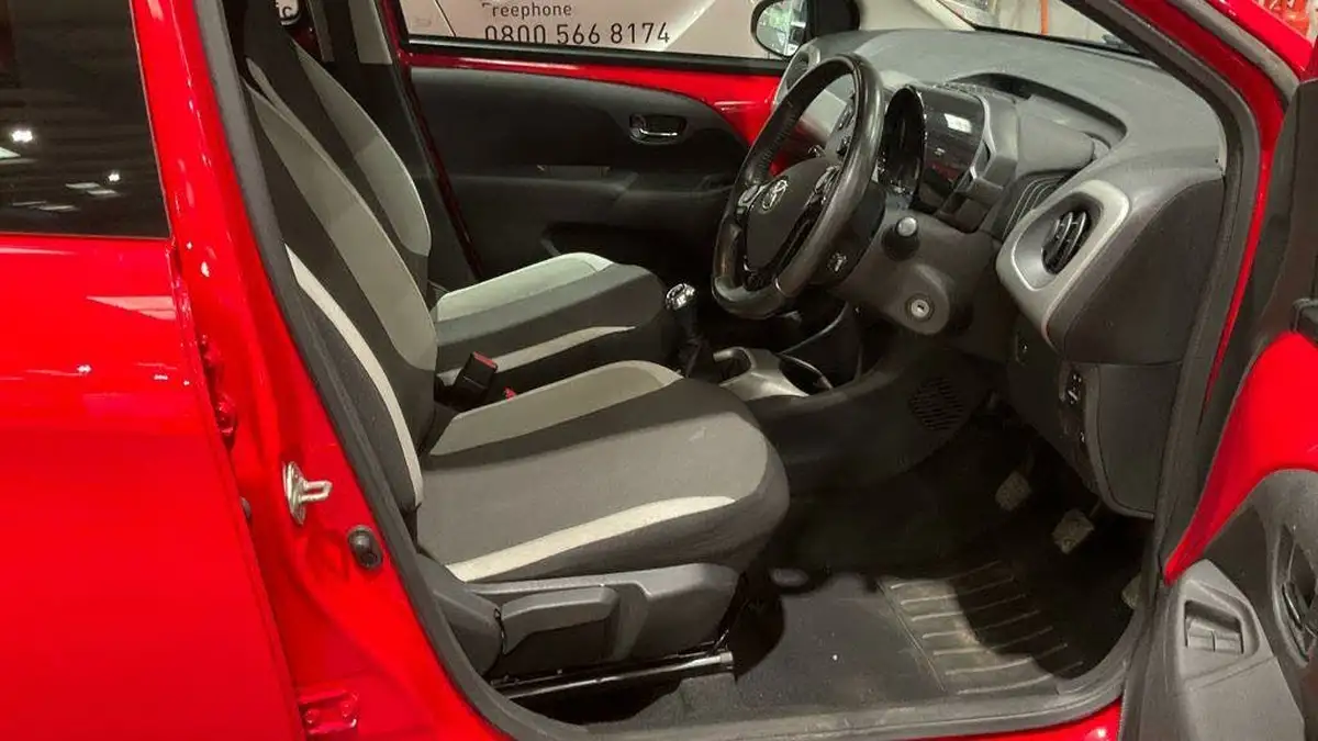 2017-toyota-aygo-10-vvt-i-x-play-71bhp-5d-big-8
