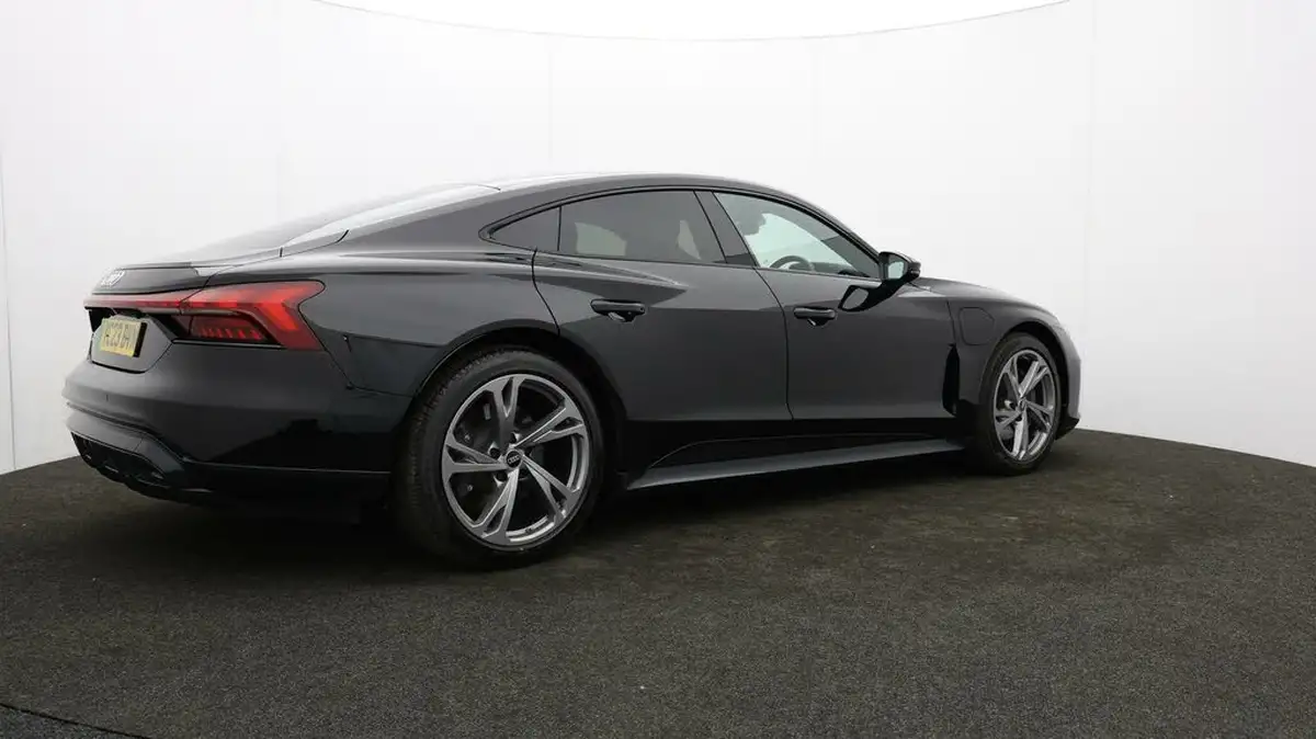 2023-audi-e-tron-gt-e-big-30