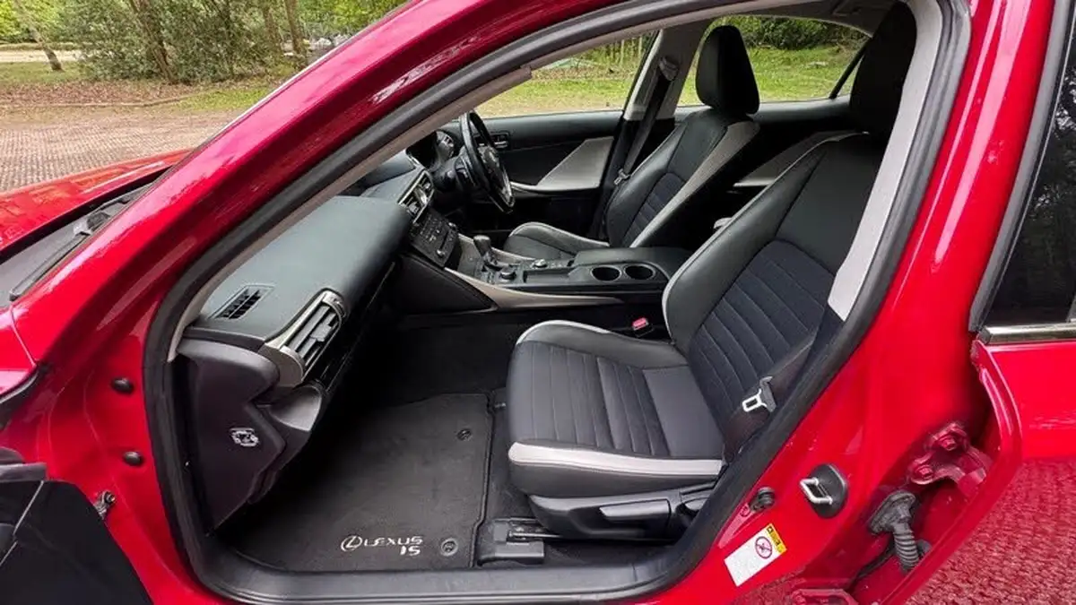 2015-lexus-is-300h-25-sport-big-28