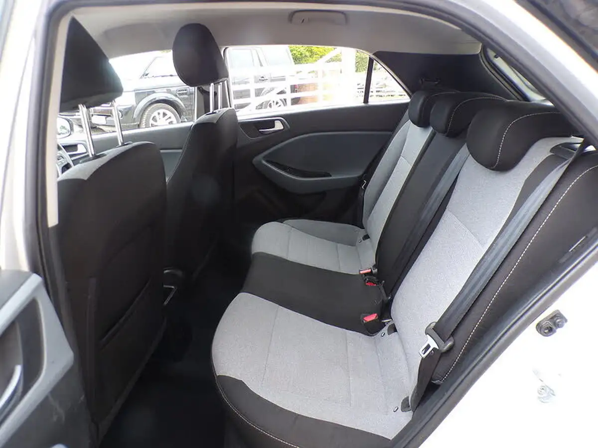 2015-hyundai-i20-12-se-hatchback-5d-big-16