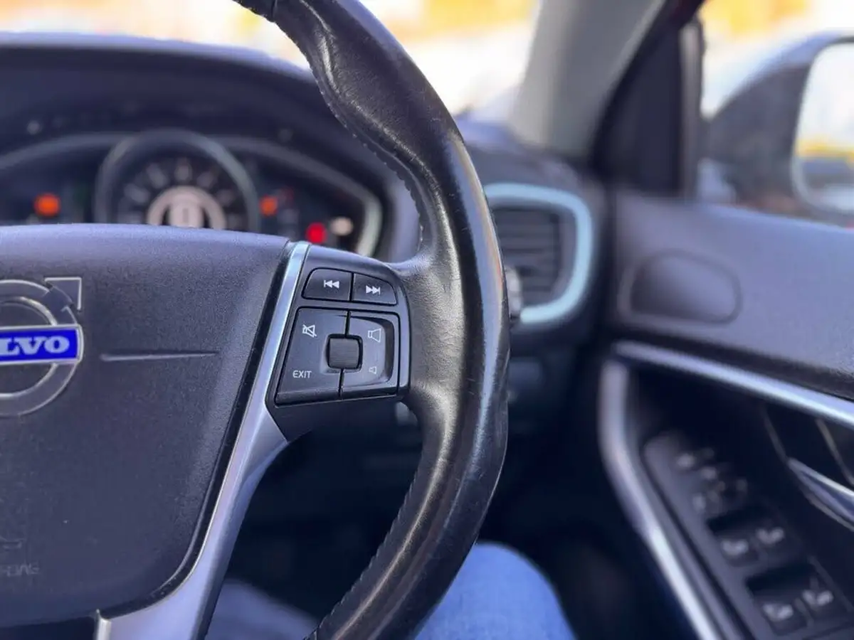 2014-volvo-v40-16td-d2-cross-country-lux-powershift-big-18