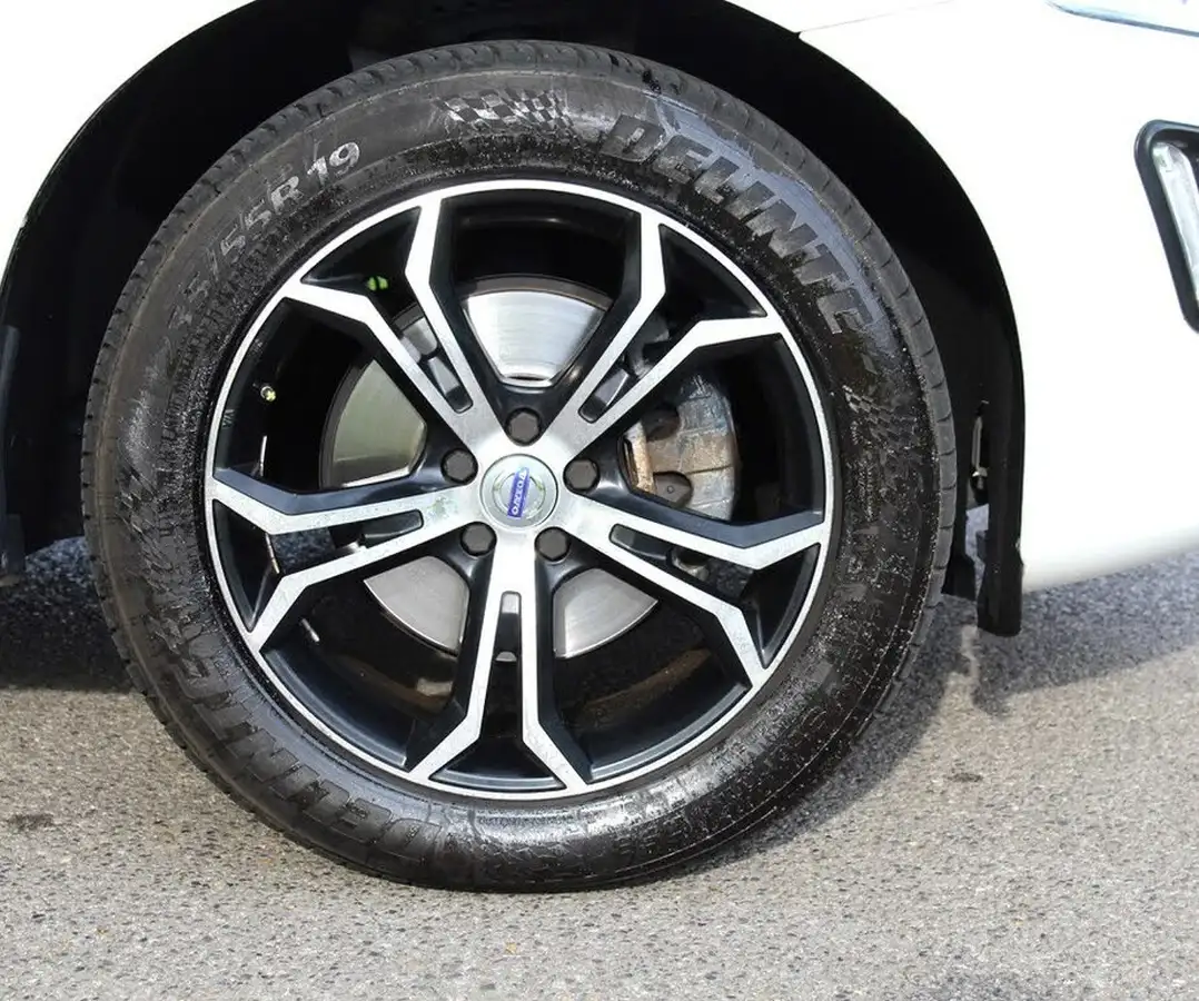 2015-volvo-xc60-big-19