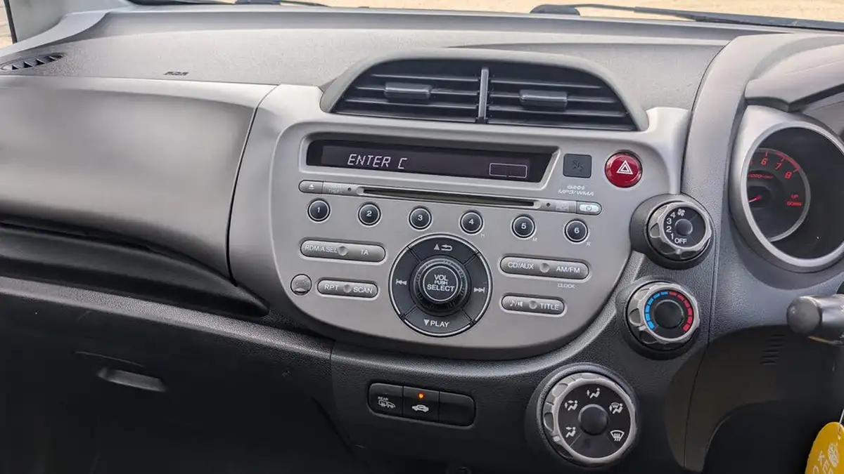 2010-honda-jazz-12-s-big-10