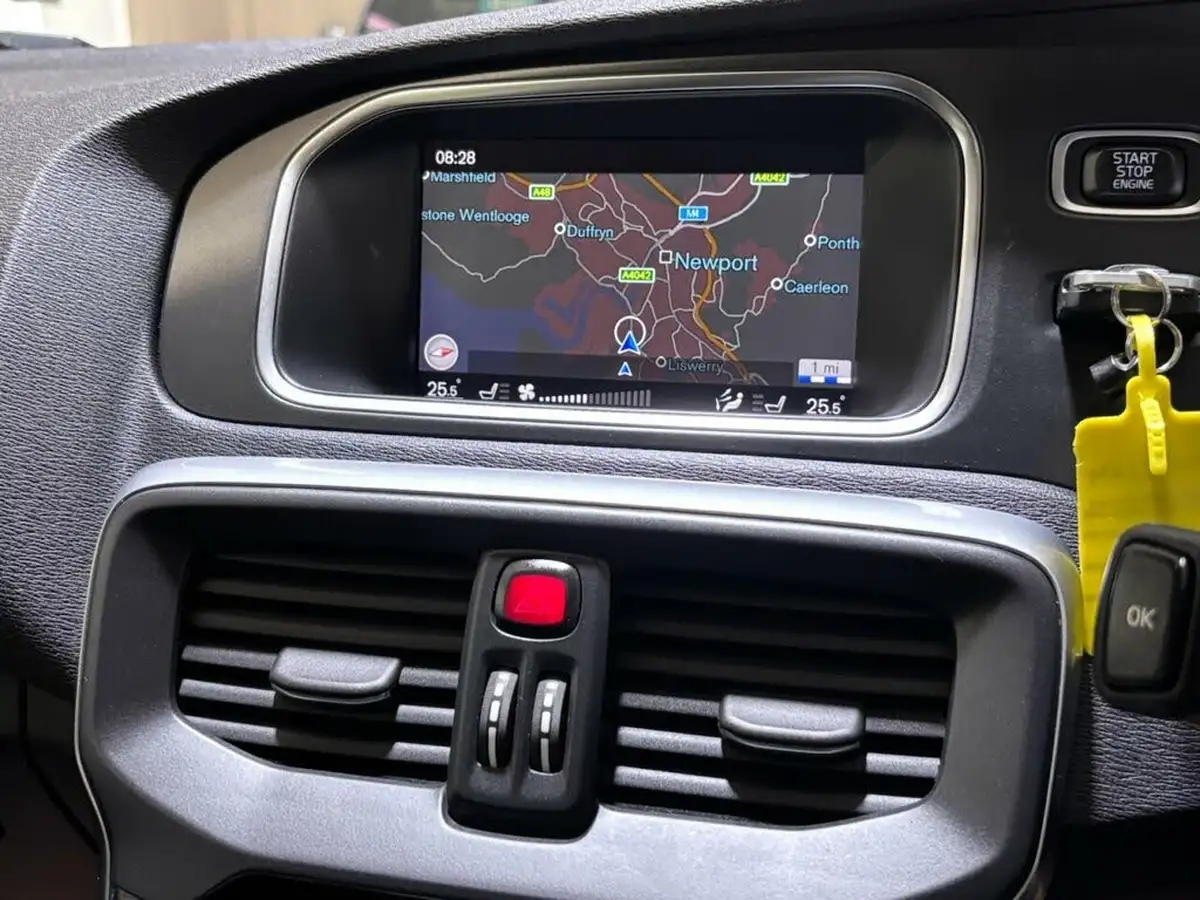 2017-volvo-v40-20td-d4-r-design-nav-plus-big-26