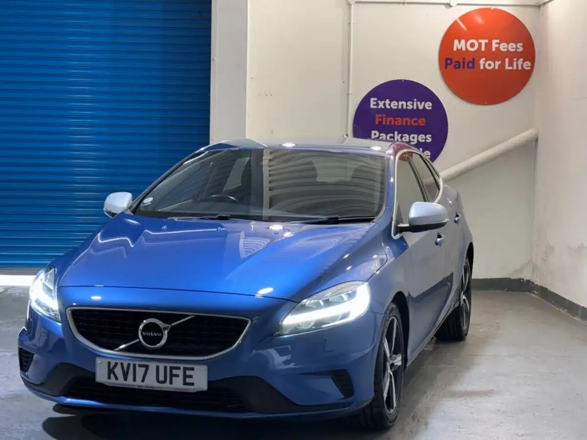 2017-volvo-v40-20td-d4-r-design-nav-plus-big-2