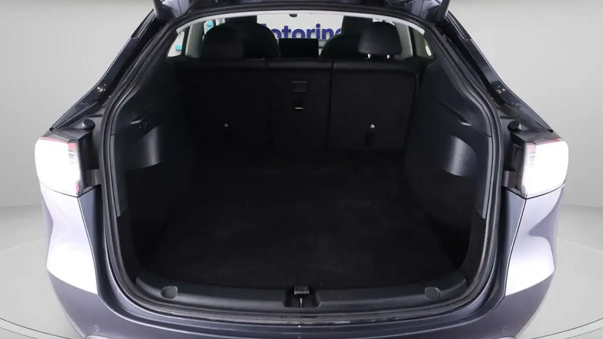 2022-tesla-model-y-e-long-range-big-17