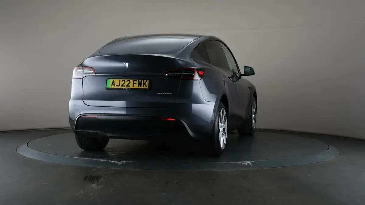 2022-tesla-model-y-e-long-range-big-62