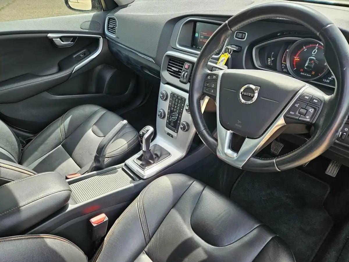 2016-volvo-v40-20td-d3-cross-country-pro-big-9