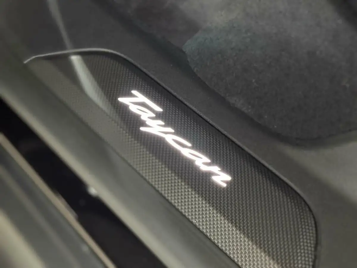 2020-porsche-taycan-e-turbo-s-big-59