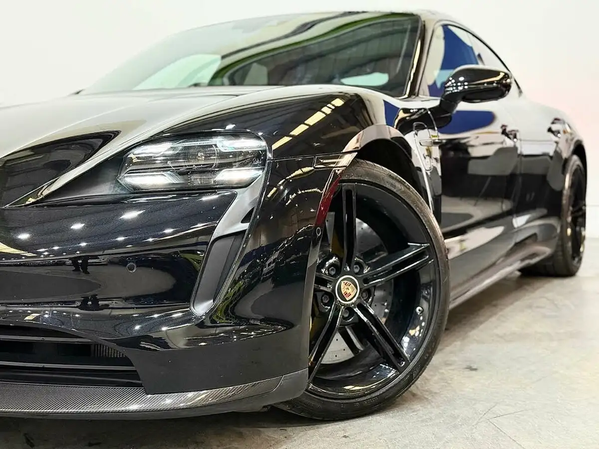 2020-porsche-taycan-e-turbo-s-big-11