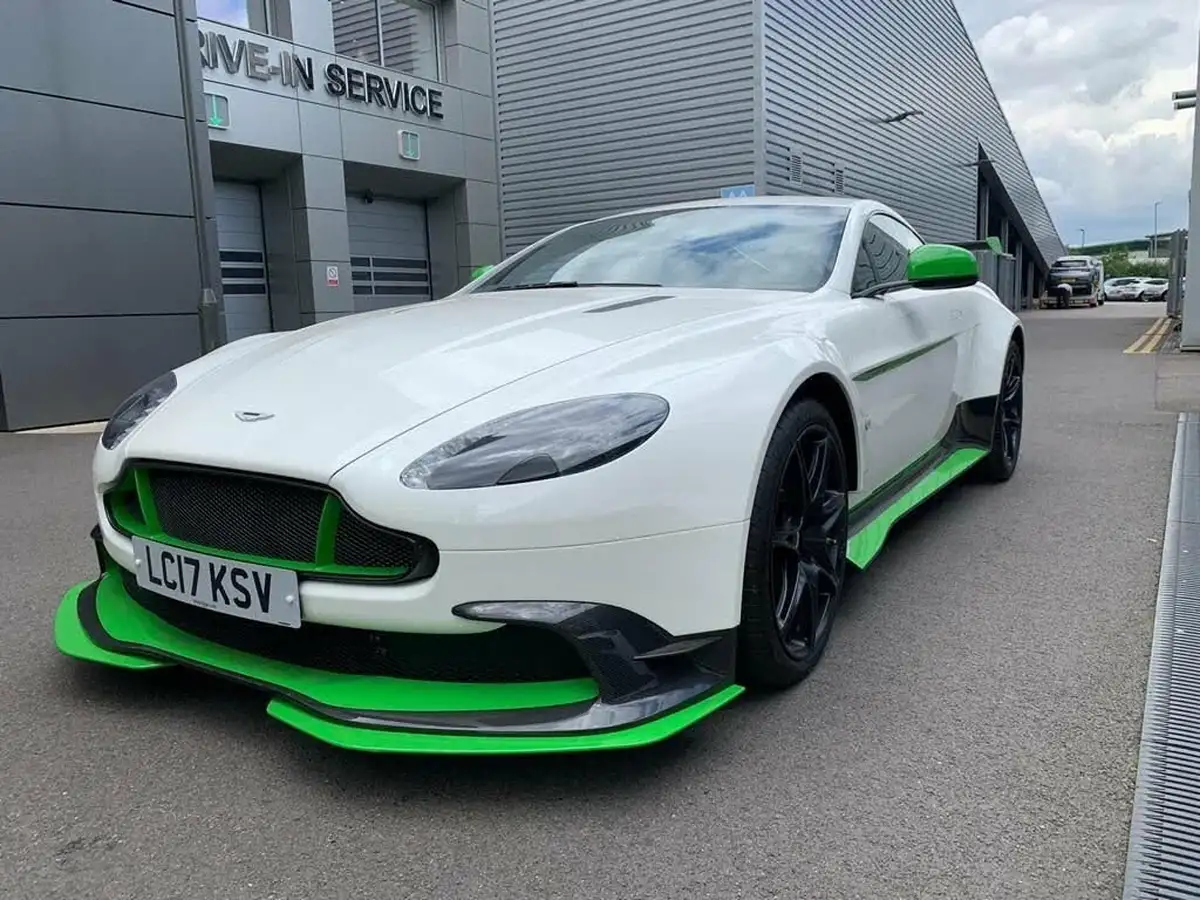 2017-aston-martin-vantage-47-gt8-big-12