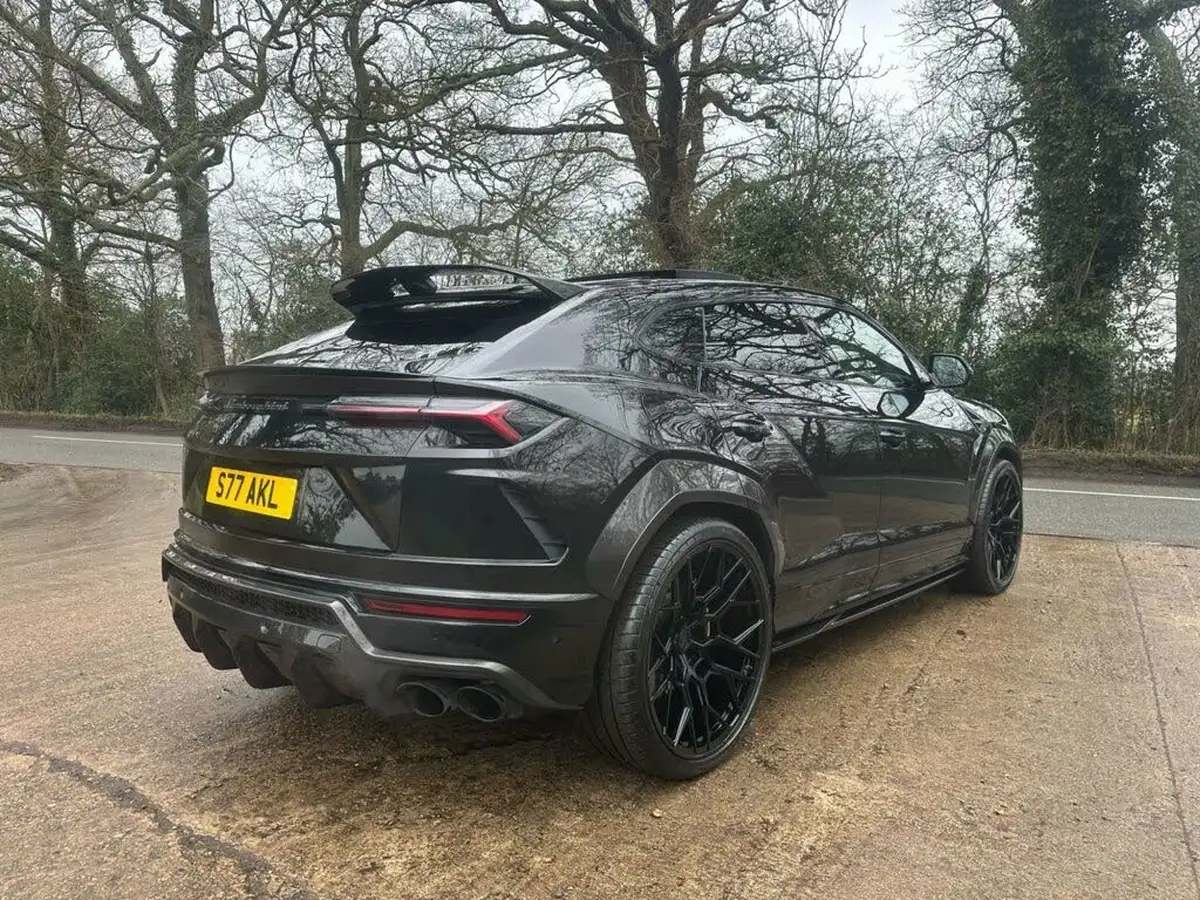 2020-lamborghini-urus-40-no-trim-big-11