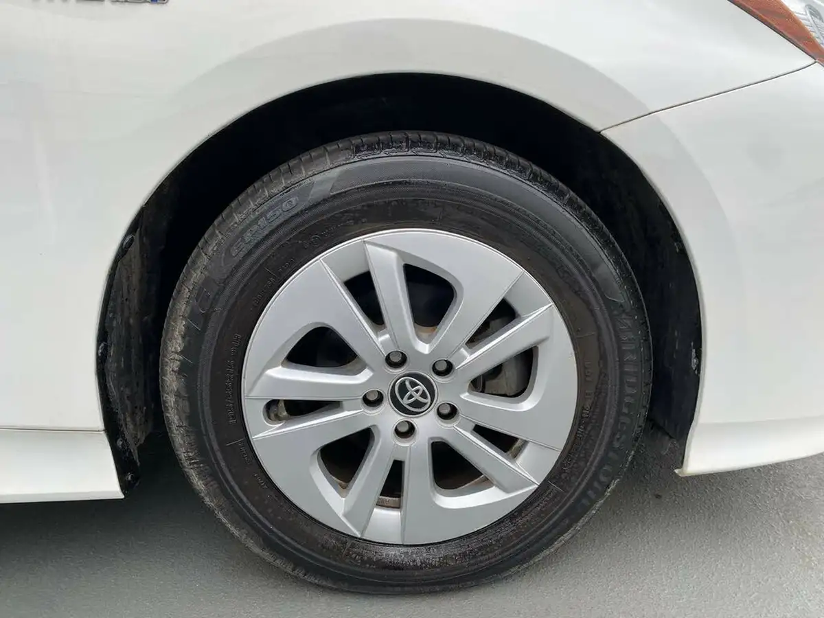 2017-toyota-prius-big-32