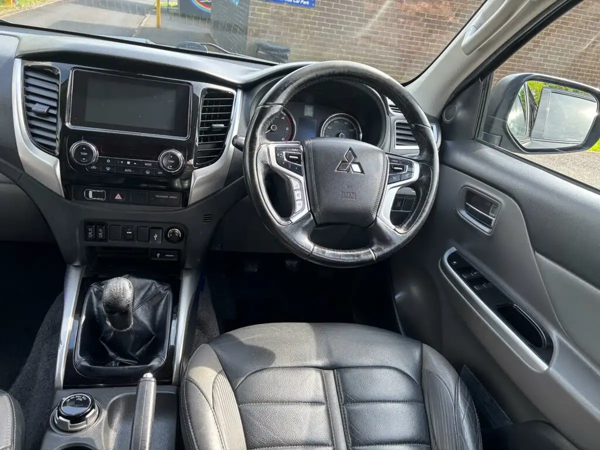 2018-mitsubishi-l200-24di-d-barbarian-sda-big-9