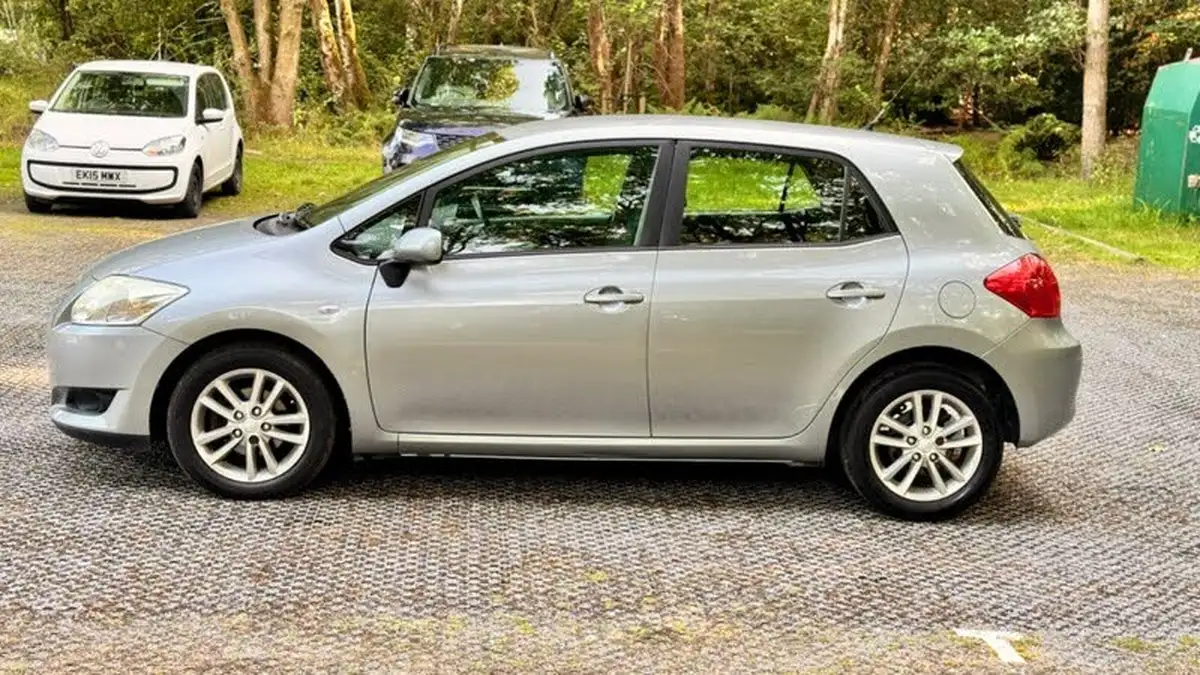 2008-toyota-auris-14-tr-5d-big-6
