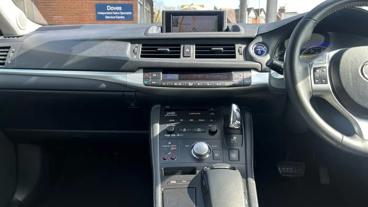 2012-lexus-ct-200h-18-se-l-premier-big-11