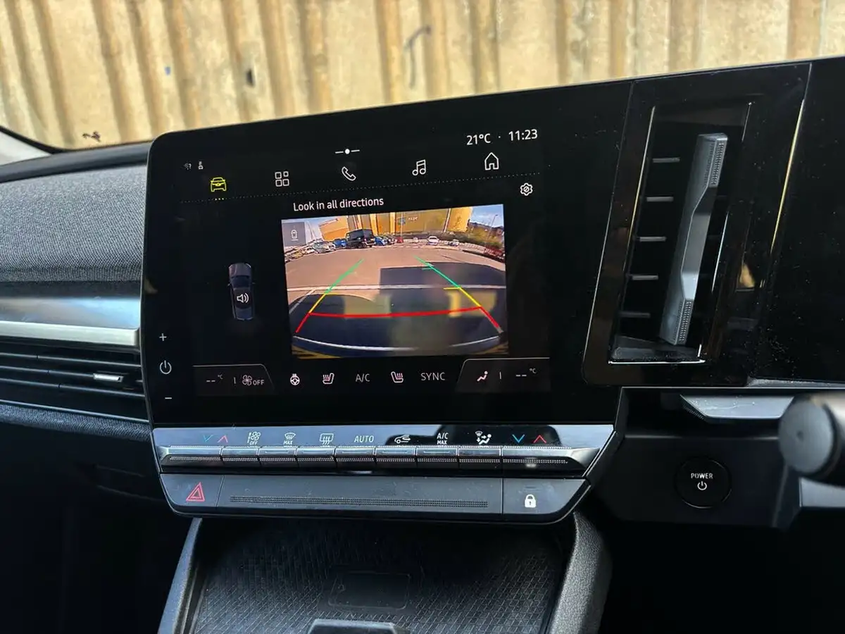 2022-renault-megane-e-tech-e-equilibre-big-32