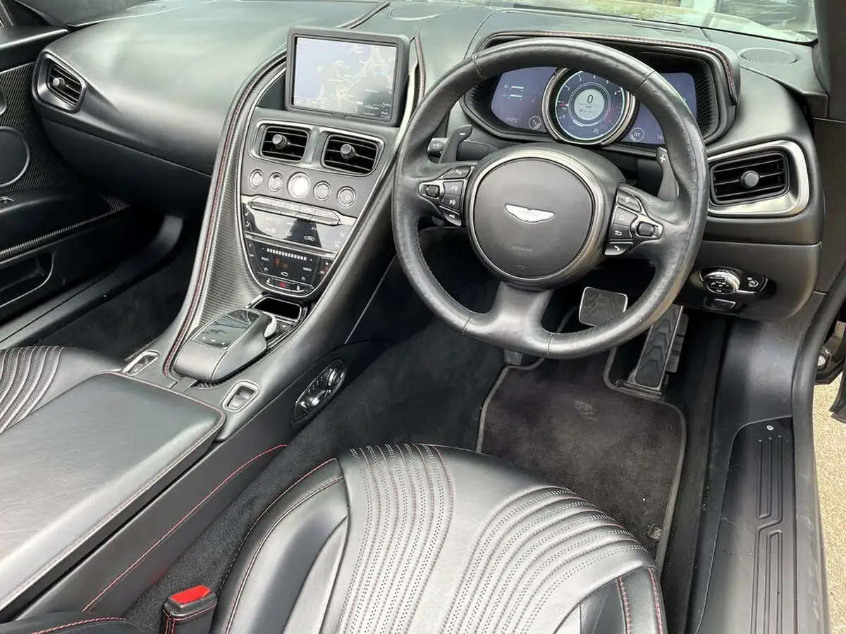 2019-aston-martin-db11-40-v8-big-25