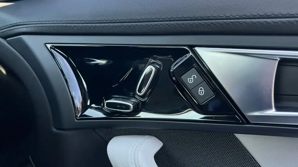 2015-jaguar-f-type-30-v6-coupe-quickshift-big-22