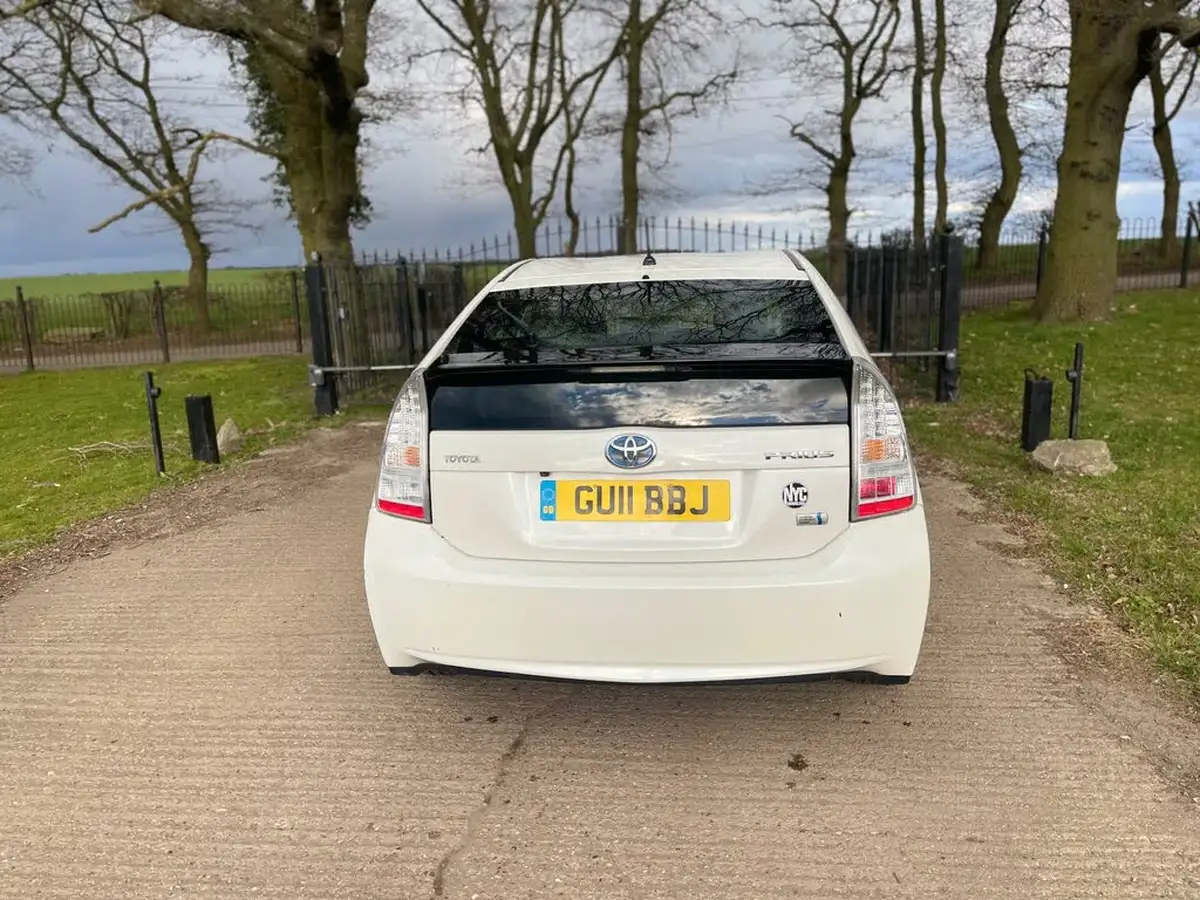 2011-toyota-prius-18-vvt-i-t-spirit-leather-1794cc-big-6