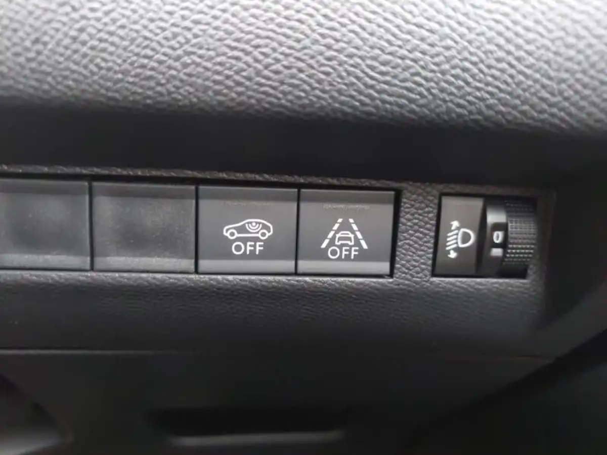 2023-peugeot-208-12-puretech-allure-premium-100ps-eat8-big-13