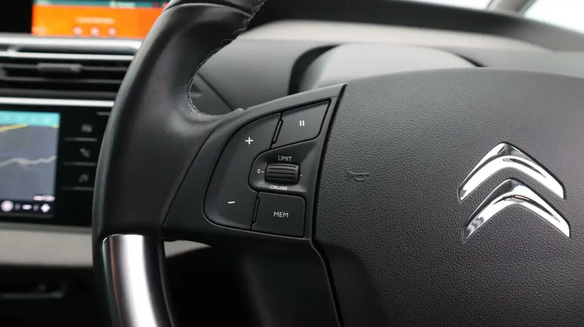 2022-citroen-grand-c4-spacetourer-12-puretech-sense-eat8-big-26